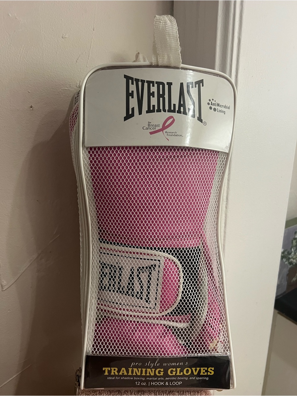 Everlast Pink and White Women's Training Gloves in Mesh Case